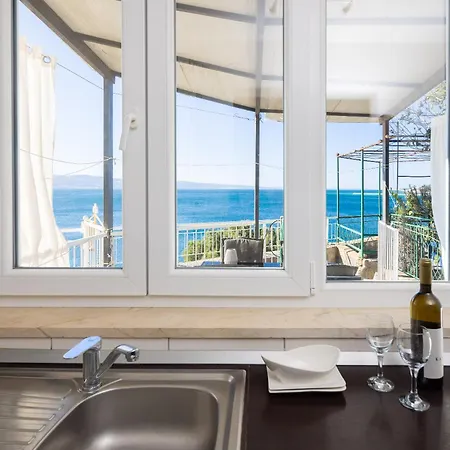 Anamarie Beachfront Apartment Omis