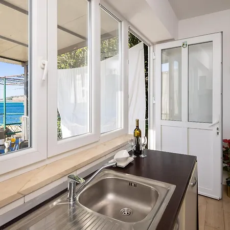 Anamarie Beachfront Apartment Omis